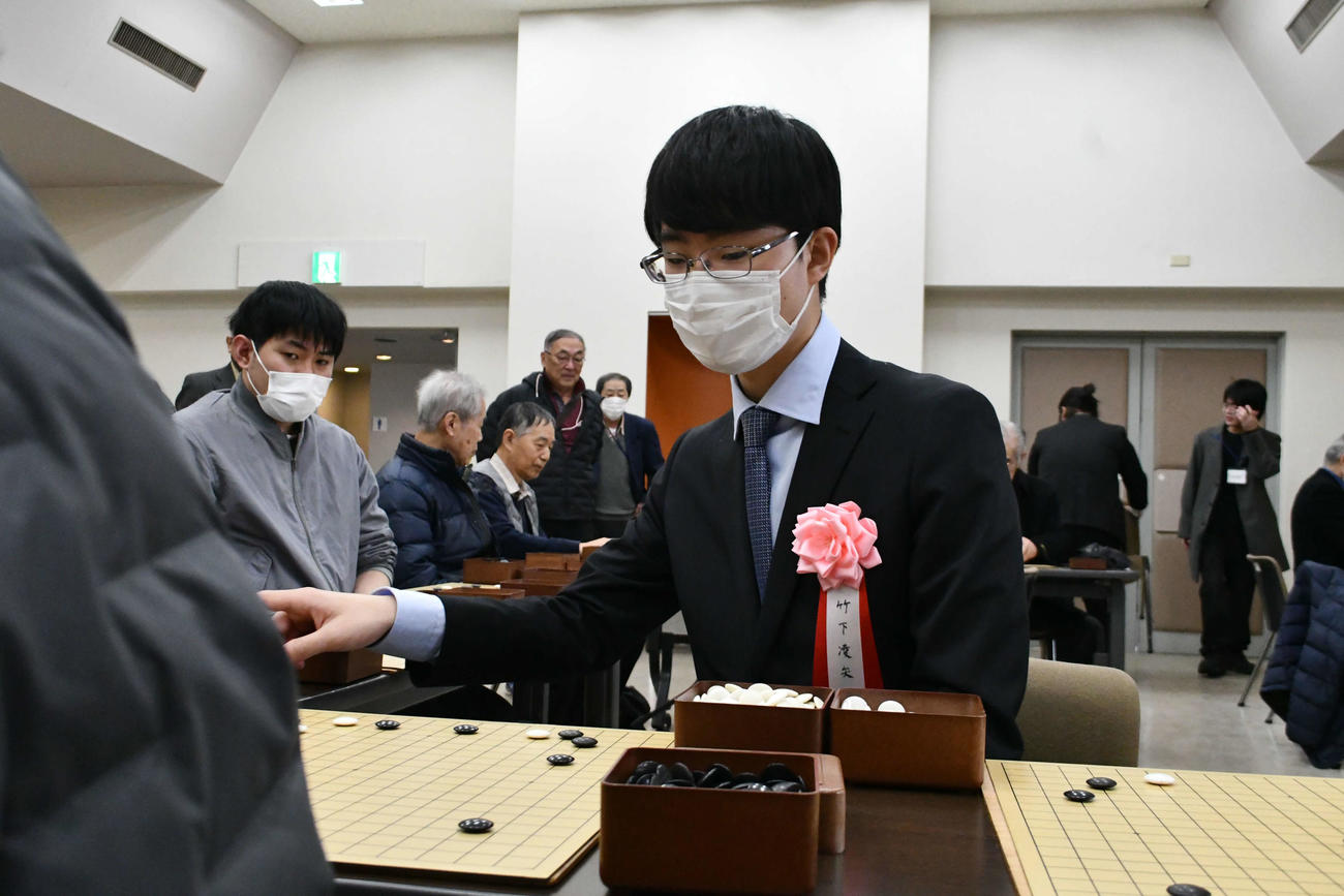指導碁を行う竹下凌矢二段