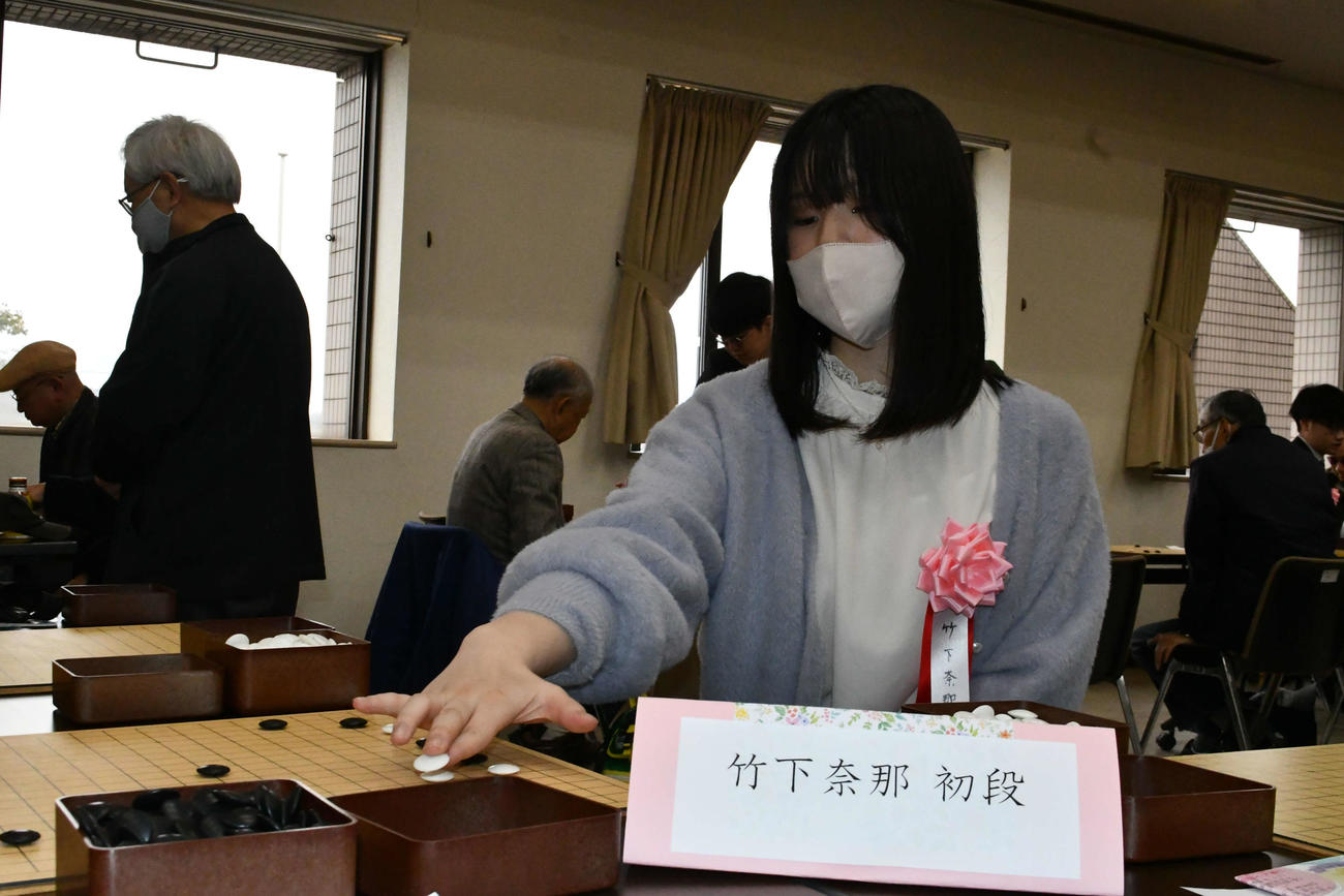 指導碁を行う竹下奈那初段