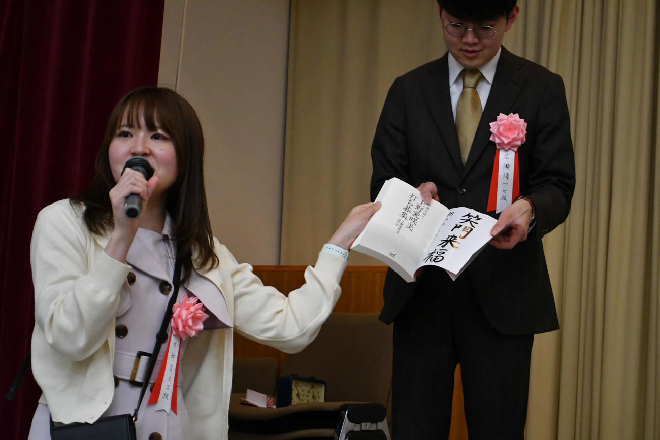 お楽しみ抽選会の司会を務めた木部夏生三段