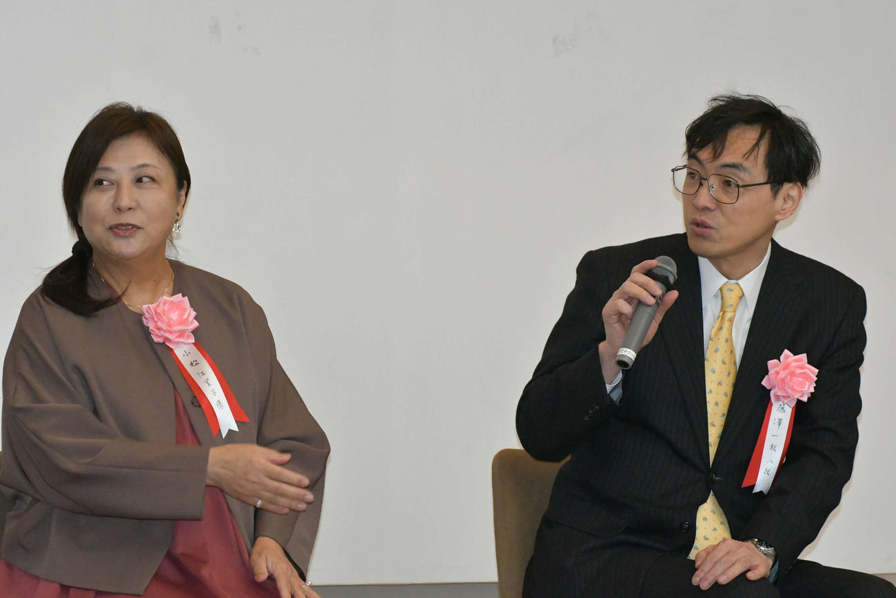 脚本家の小松江里子氏（左）と囲碁に関するトークショーを行った藤澤一就八段