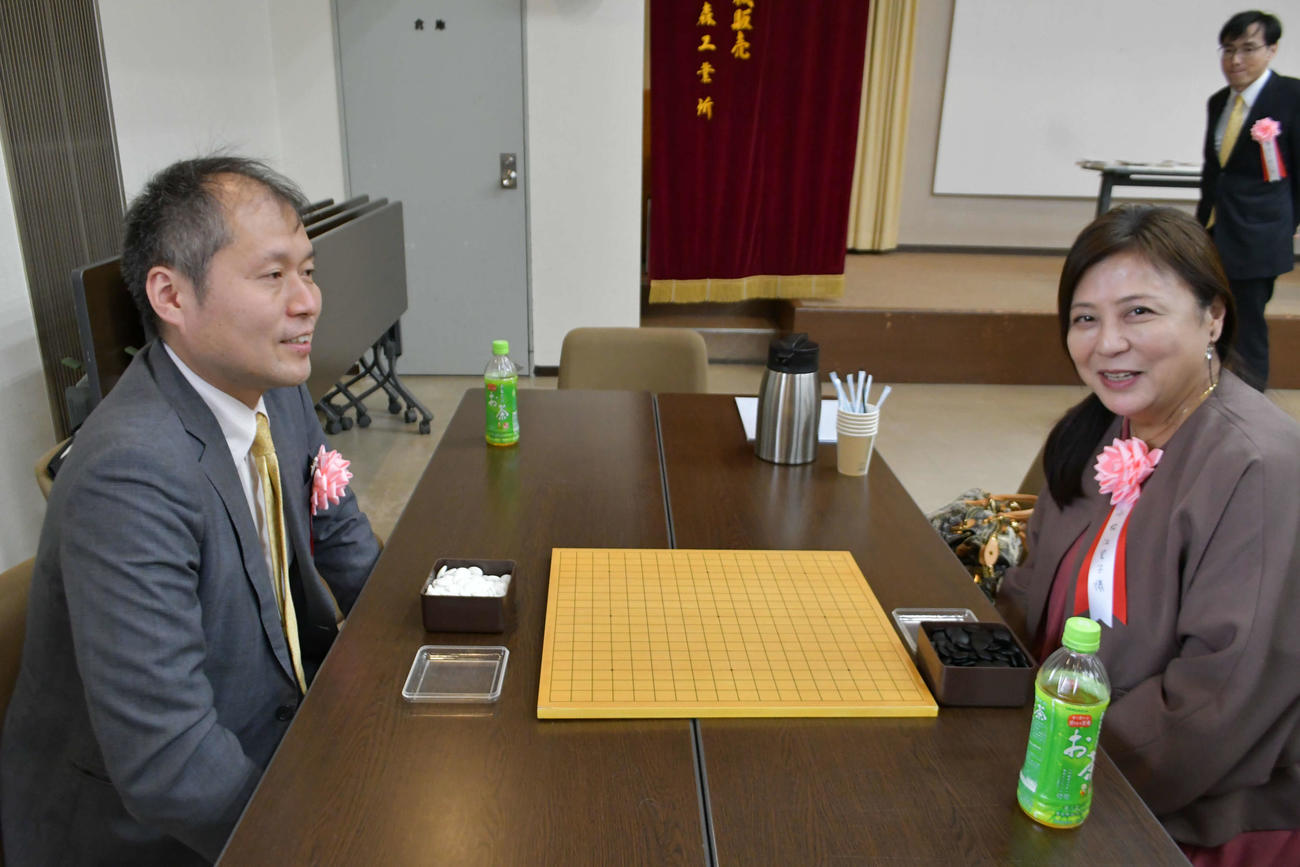 囲碁界の実力者の高尾紳路九段（左）に指導碁を受ける脚本家の小松江里子氏（右）