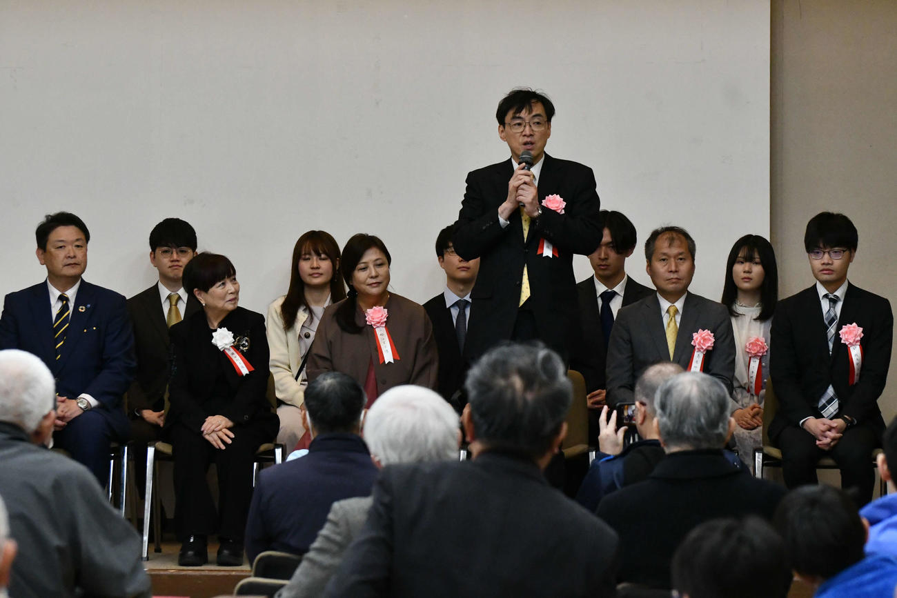 一門を代表してチャリティーイベントの開会式であいさつする藤澤一就八段