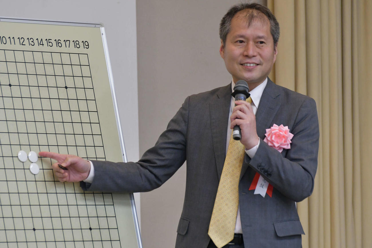 七尾に訪れた囲碁ファン約100人を前に講座を開いた高尾紳路九段