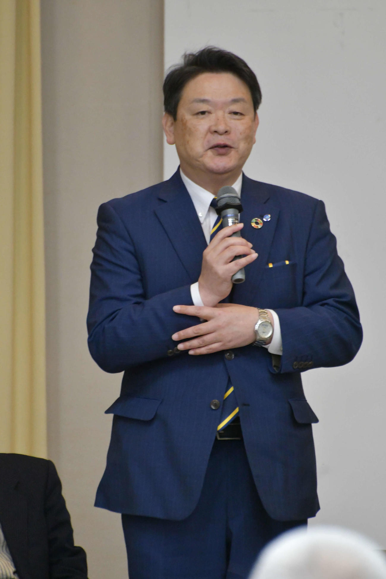 チャリティーイベントの冒頭であいさつする茶谷義隆七尾市長