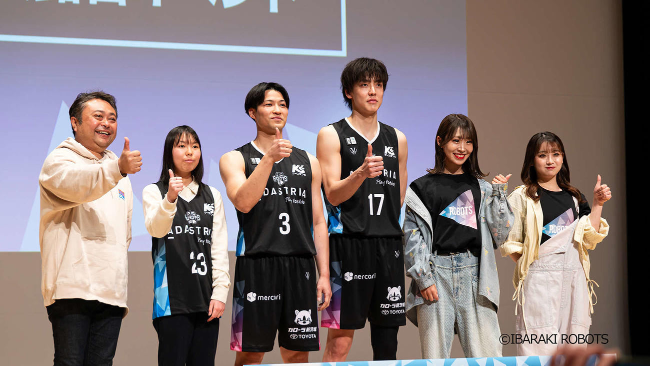 N中等部の小林瑞希さんがデザインしたBリーグ「茨城ロボッツ」のユニホームのお披露目イベント