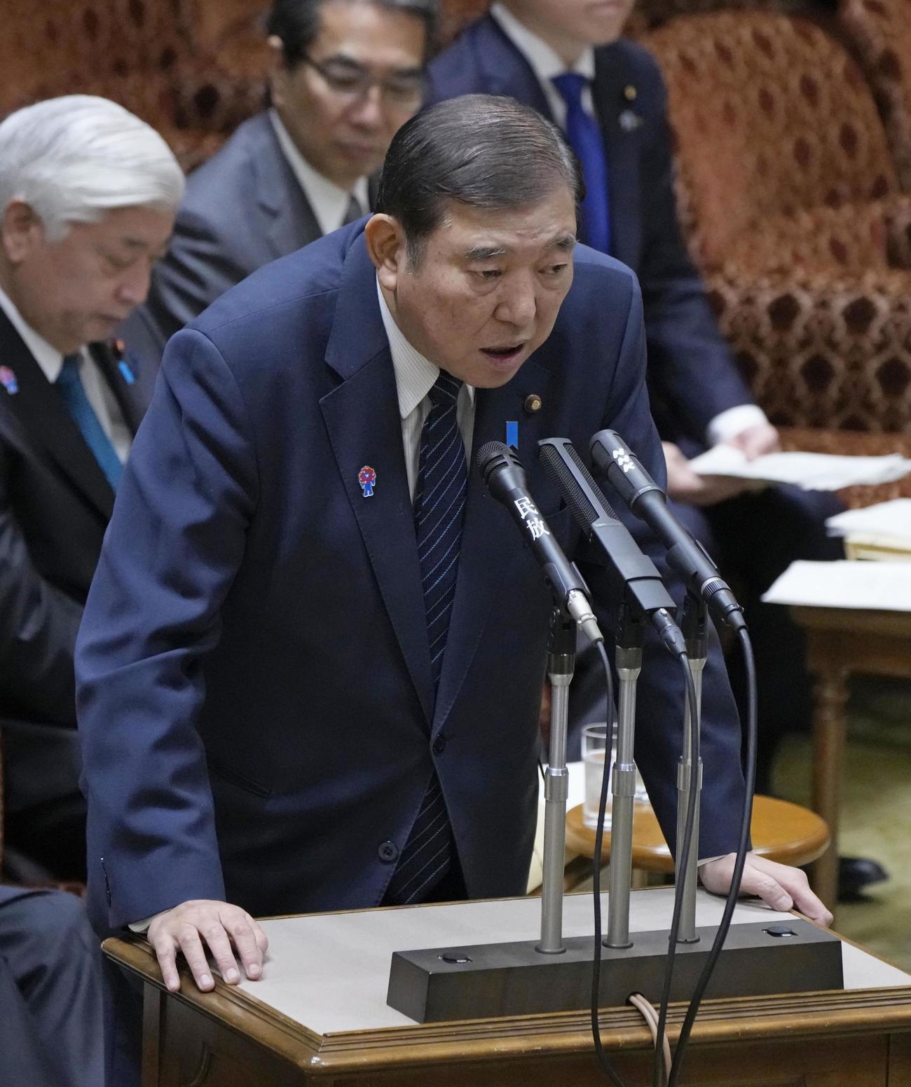 参院予算委の集中審議で答弁する石破首相＝19日午前