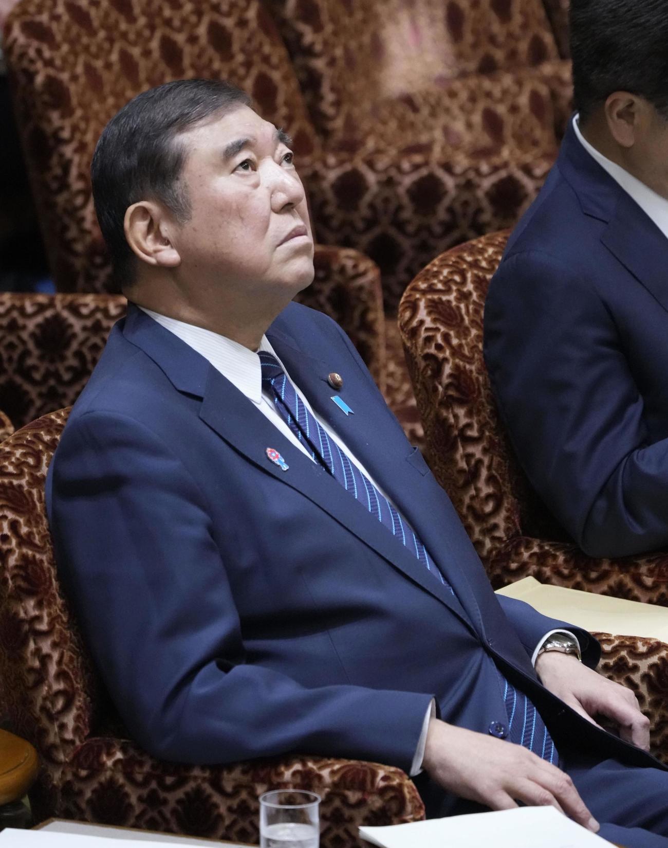 参院予算委の集中審議で質問を聞く石破首相＝19日午前