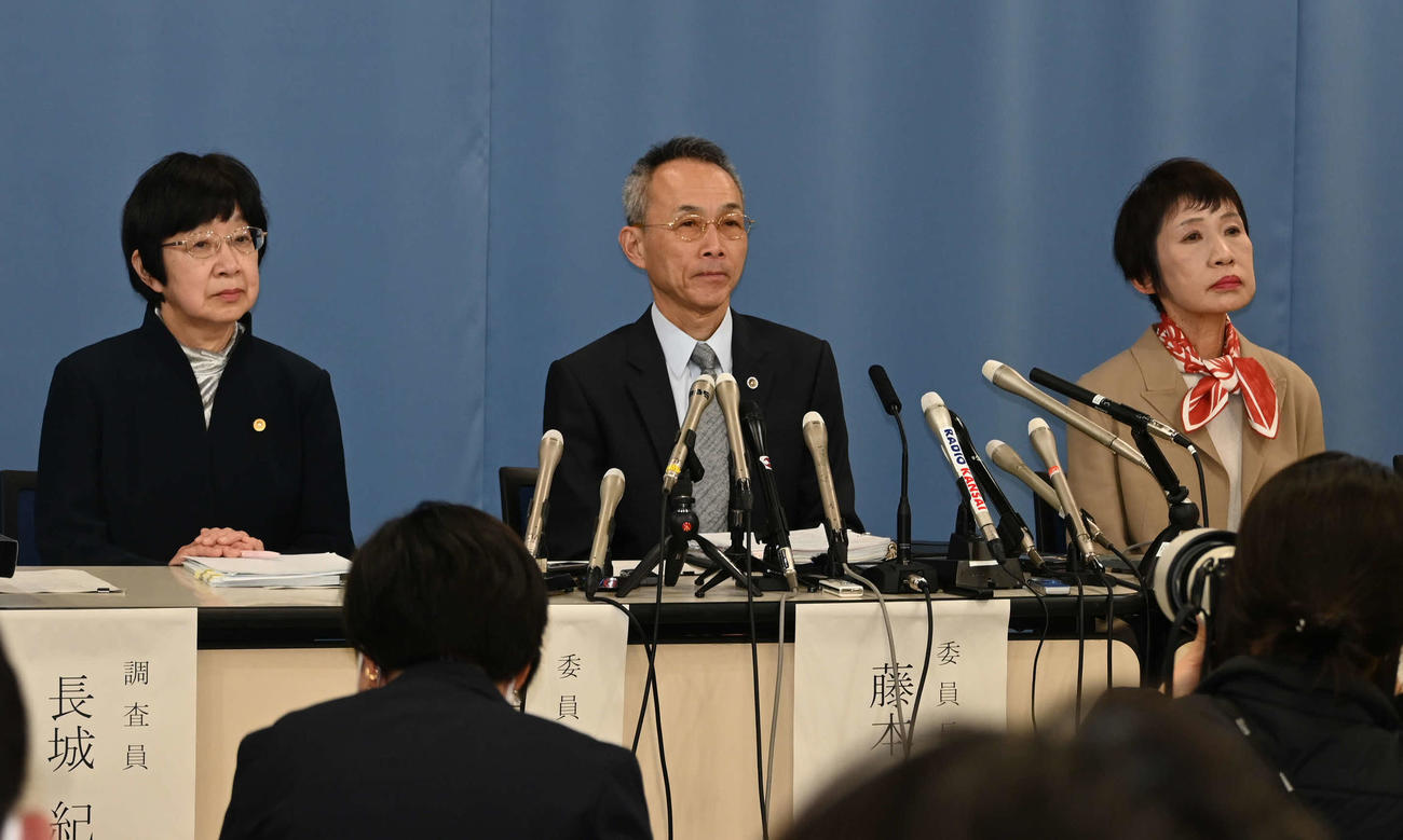 県に調査報告書を提出し記者会見で公表した、左から第三者委員会の白井俊美弁護士、委員長の藤本久俊弁護士、上田日出子弁護士