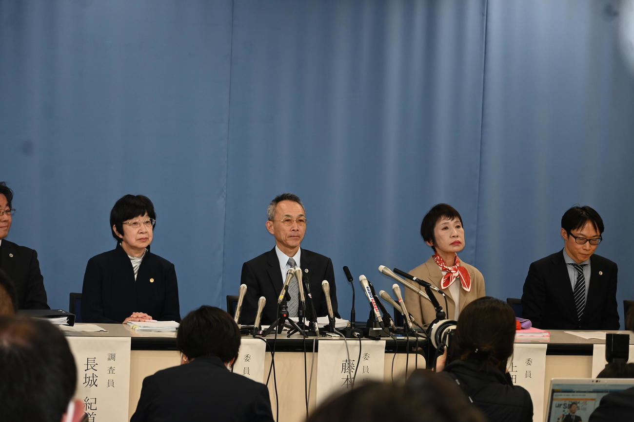 県に調査報告書を提出し、記者会見で公表した左から第三者委員会の白井俊美弁護士、委員長の藤本久俊弁護士、上田日出子弁護士（撮影・松浦隆司）