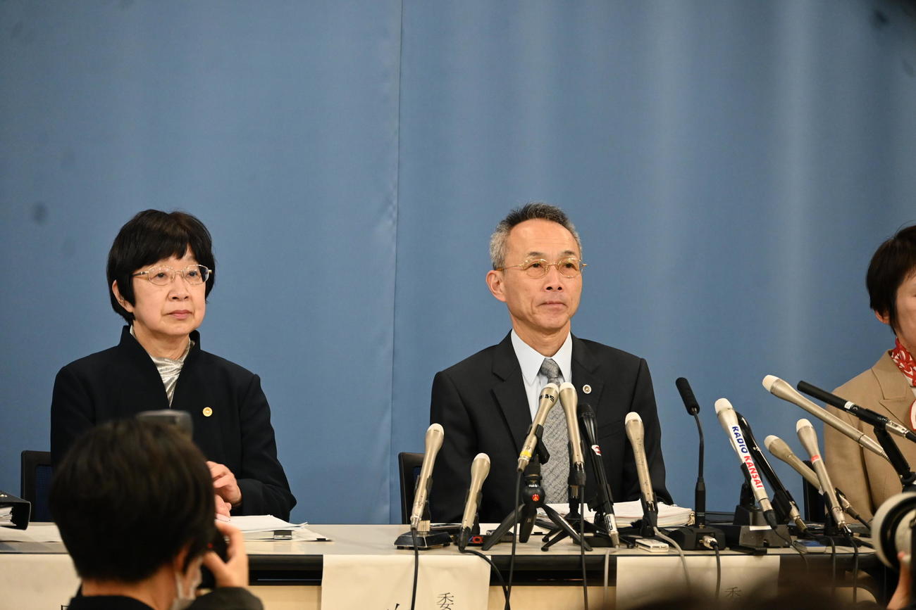 県に調査報告書を提出し、記者会見で公表した第三者委員会の委員長、藤本久俊弁護士（右）委員の白井俊美弁護士（撮影・松浦隆司）