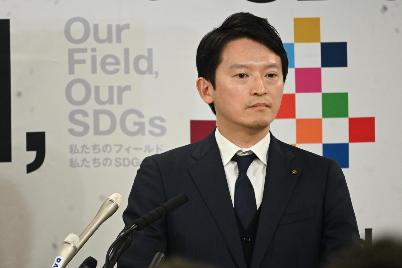 定例会見を行った兵庫県の斎藤元彦知事（撮影・松浦隆司）