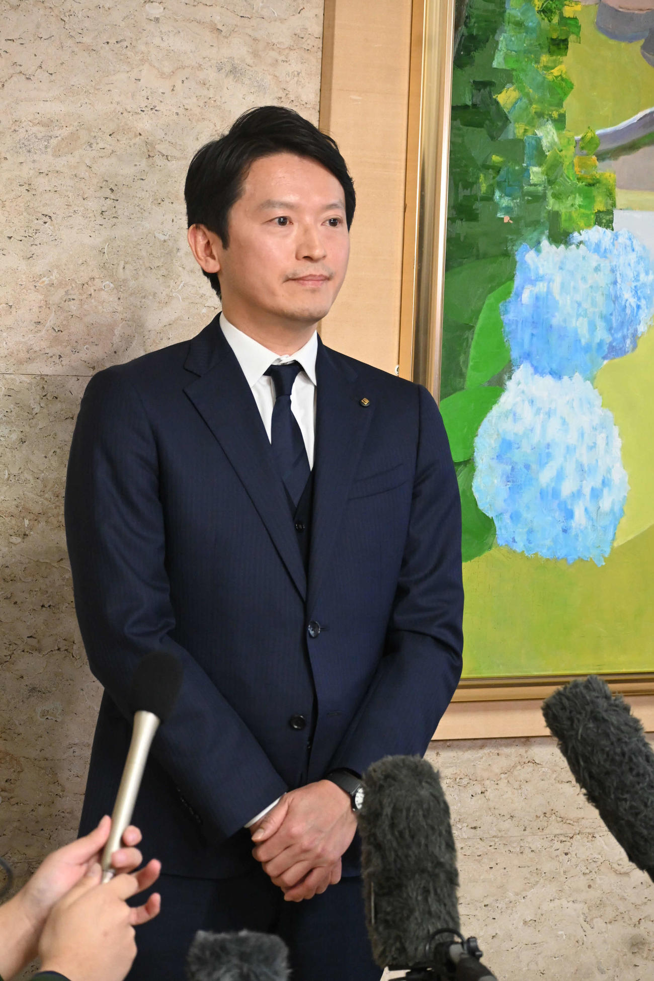 退庁の際に報道陣の取材に応じる斎藤元彦知事（撮影・松浦隆司）