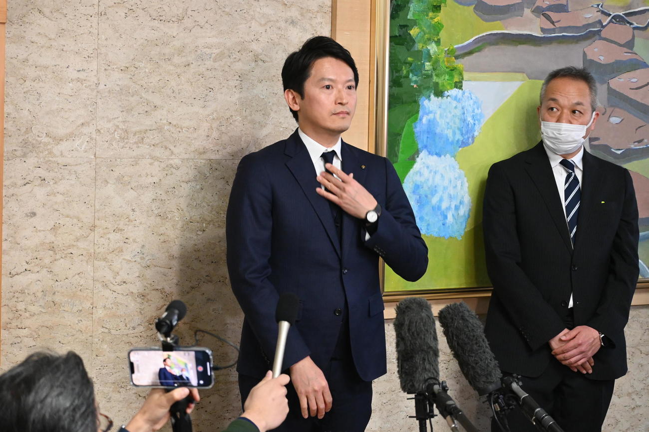 退庁の際に報道陣の取材に応じる斎藤元彦知事（撮影・松浦隆司）