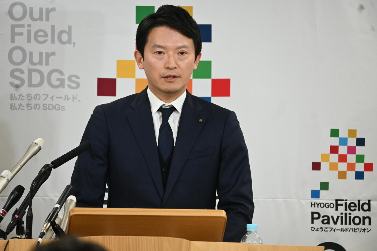 定例会見を行った兵庫県の斎藤元彦知事（撮影・松浦隆司）