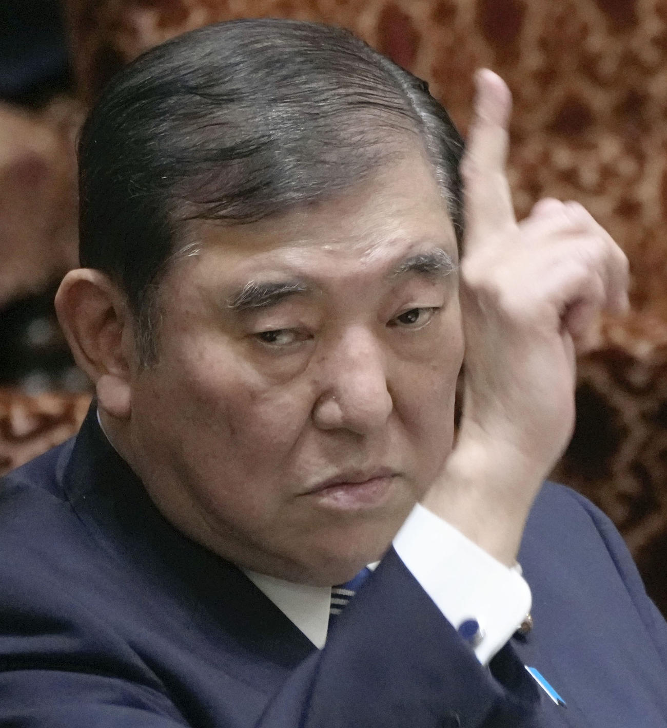 参院予算委の集中審議で答弁のため手を挙げる石破首相（共同）