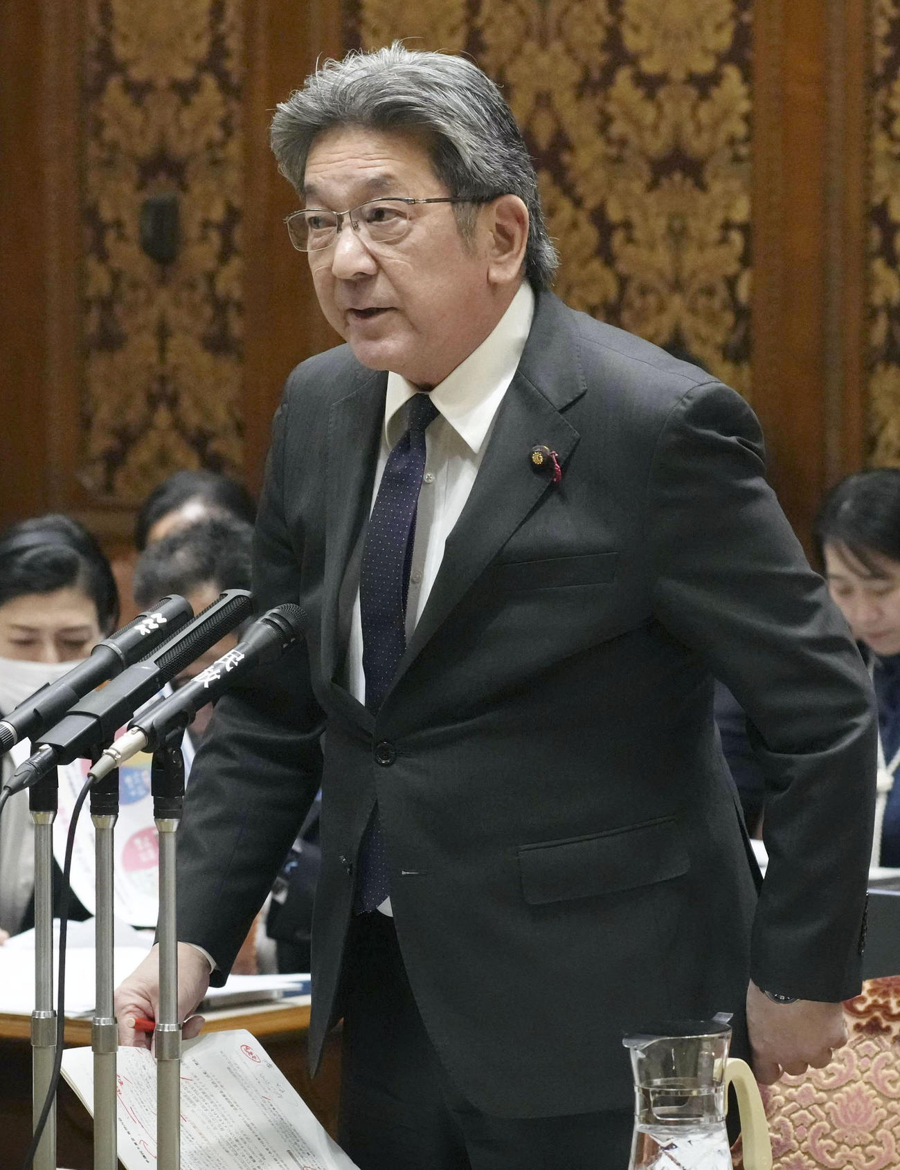 参院予算委の集中審議で質問する立憲民主党の杉尾秀哉氏（共同）