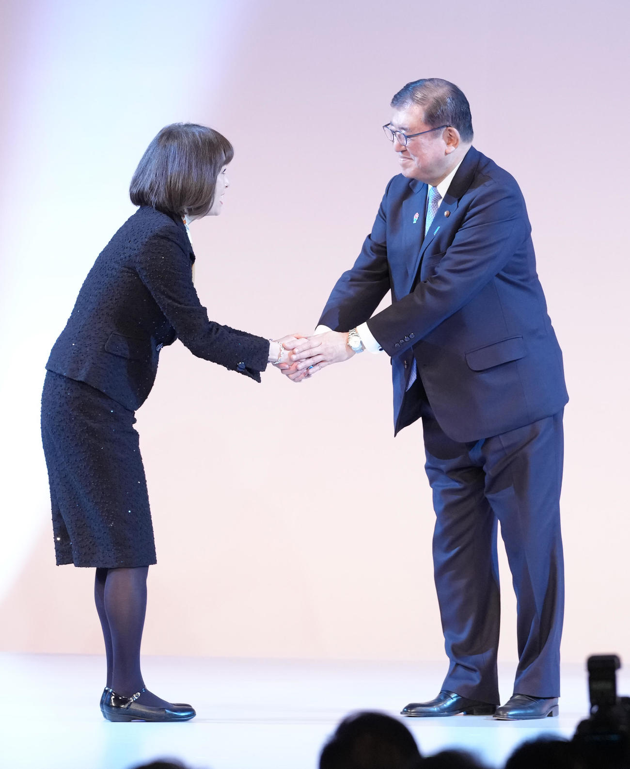自民党大会で比例代表の候補予定者として紹介された杉田水脈氏（左）は石破茂首相と握手を交わす（2025年3月9日撮影）