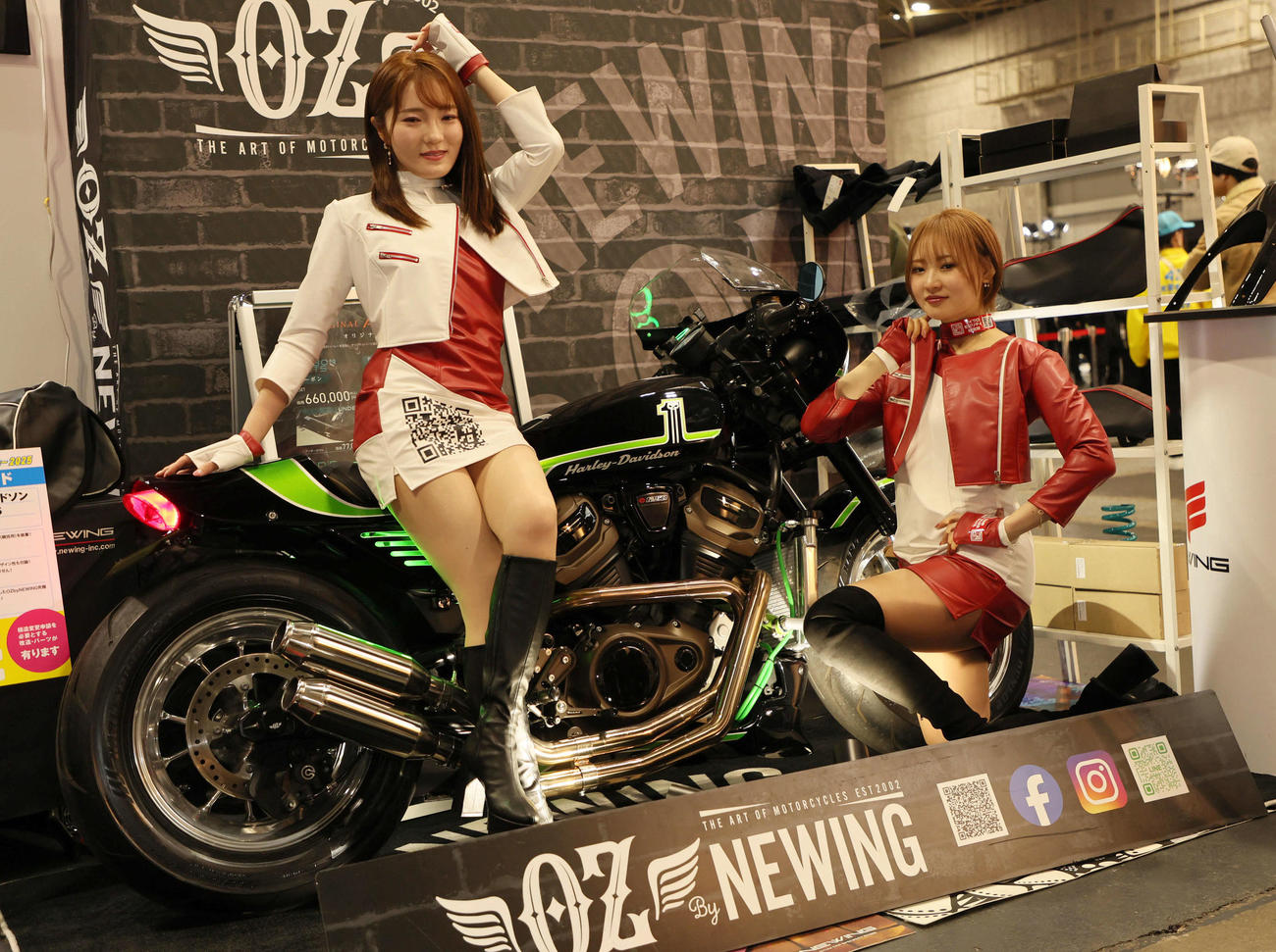 大阪モーターサイクルショー2025でバイクと一緒にポーズをとるキャンペーンガール（撮影・宮崎幸一）