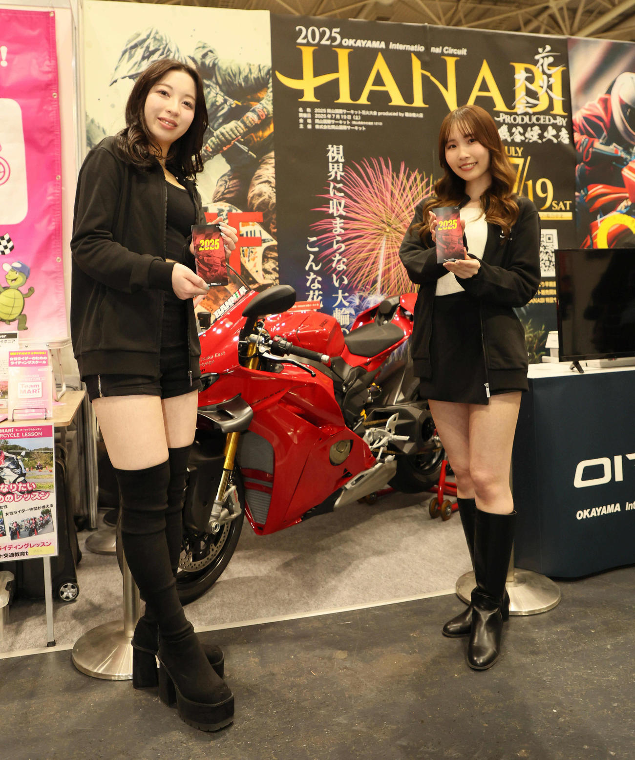 大阪モーターサイクルショー2025で岡山国際サーキットで行われる花火大会をPRするキャンペーンガール（撮影・宮崎幸一）