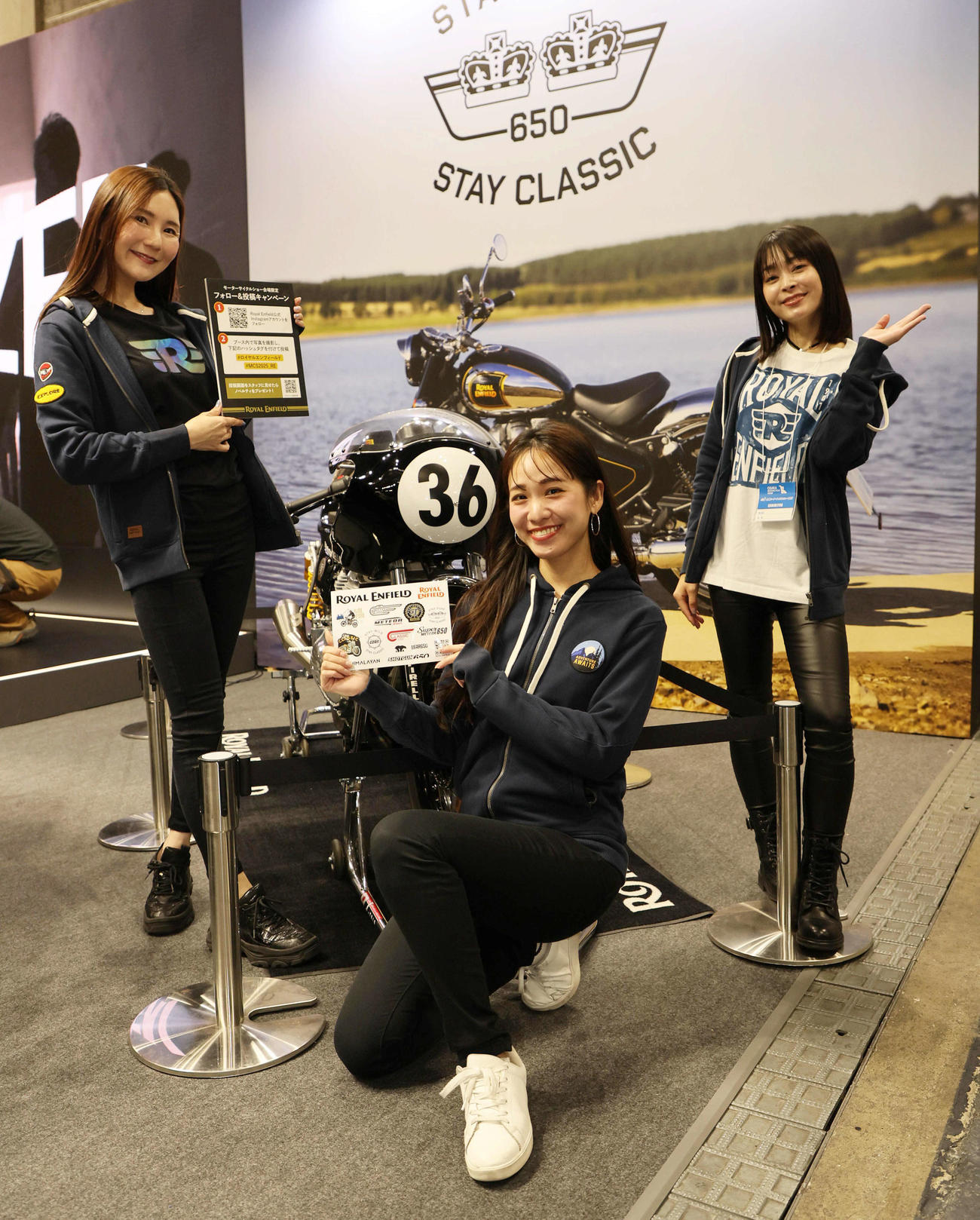 大阪モーターサイクルショー2025をロイヤルエンフィールドをPRするスタッフ（撮影・宮崎幸一）
