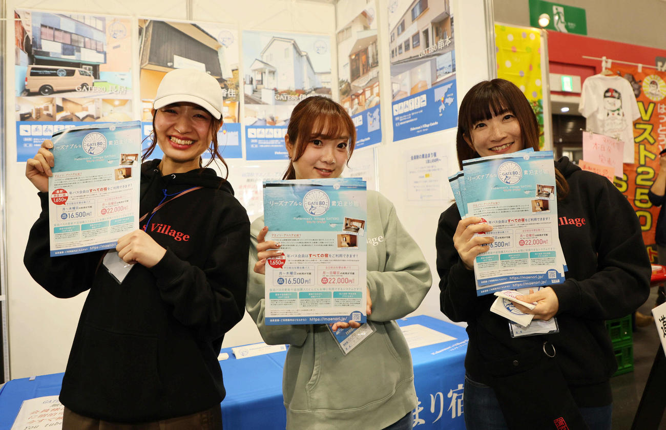 大阪モーターサイクルショー2025でツーリング向けの宿泊施設をPRするスタッフ（撮影・宮崎幸一）
