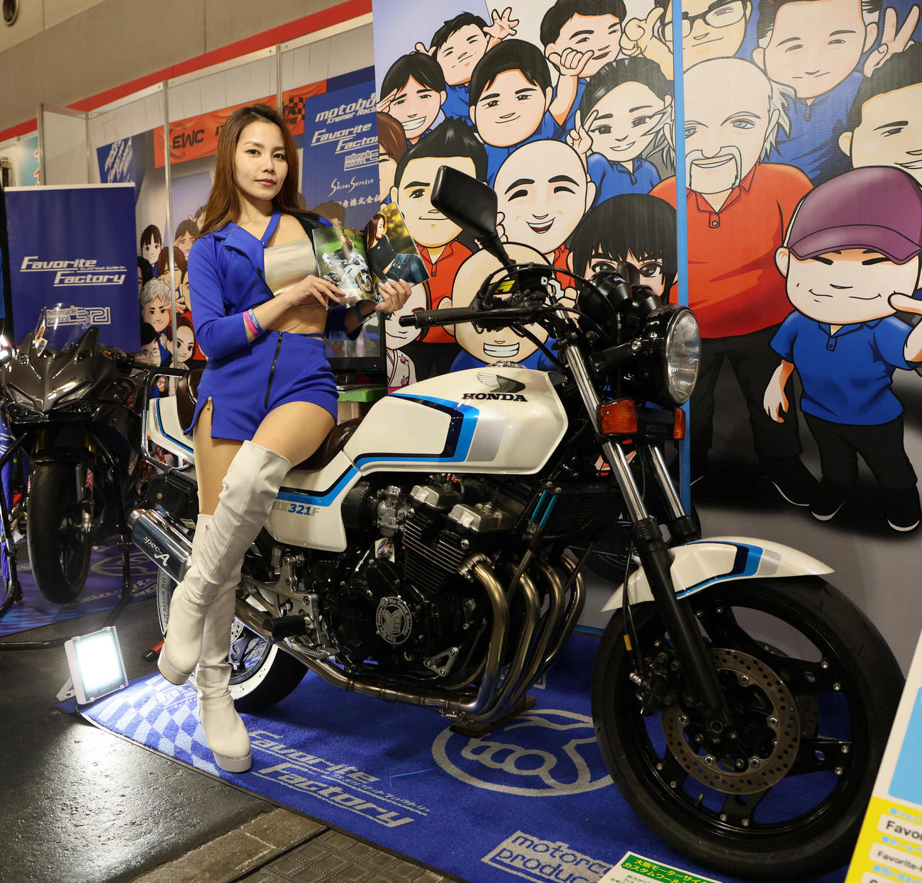 大阪モーターサイクルショー2025でカスタムバイクと一緒にポーズをとるキャンペーンガール（撮影・宮崎幸一）