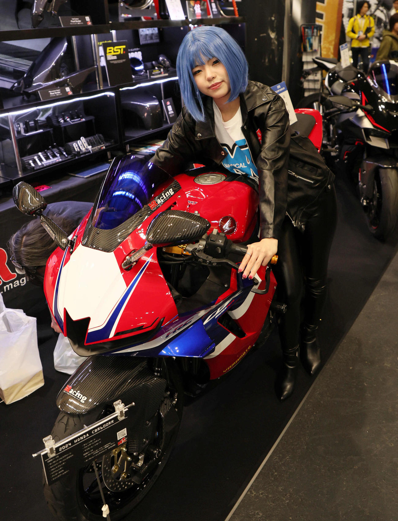 大阪モーターサイクルショー2025でカスタムバイクと一緒にポーズをとるキャンペーンガール（撮影・宮崎幸一）