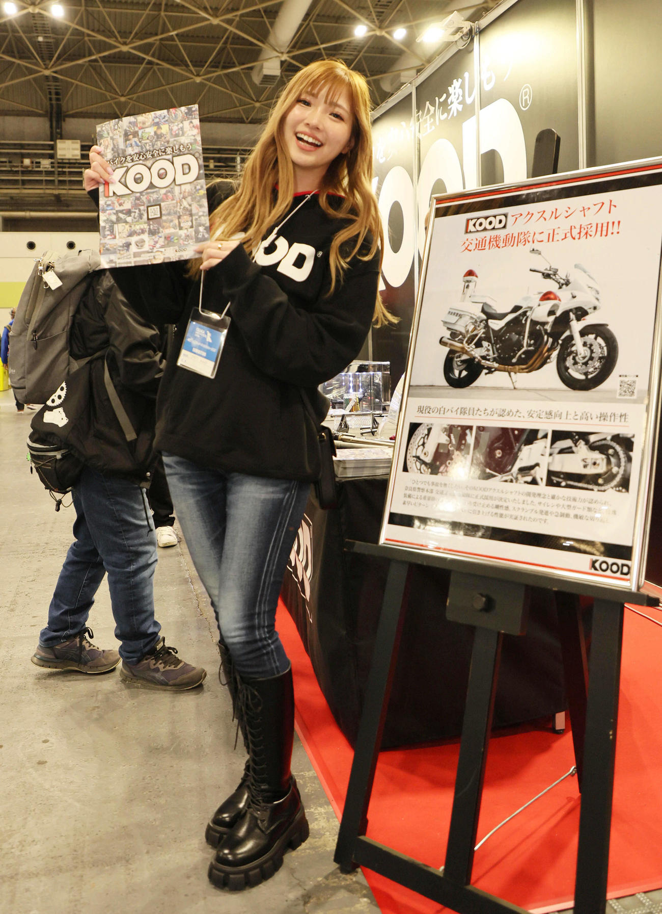 大阪モーターサイクルショー2025で白バイにも採用される部品をPRするキャンペーンガールは、元GP3レーサー（撮影・宮崎幸一）