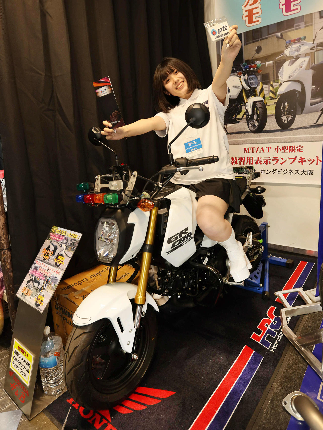 大阪モーターサイクルショー2025で小型名巨取得用の教習車キットを紹介するスタッフ（撮影・宮崎幸一）