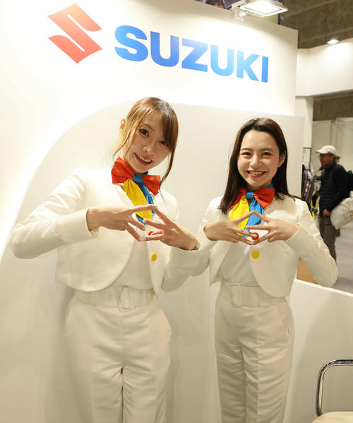 大阪モーターサイクルショー2025でSUZUKIのSマークを作るスタッフ（撮影・宮崎幸一）