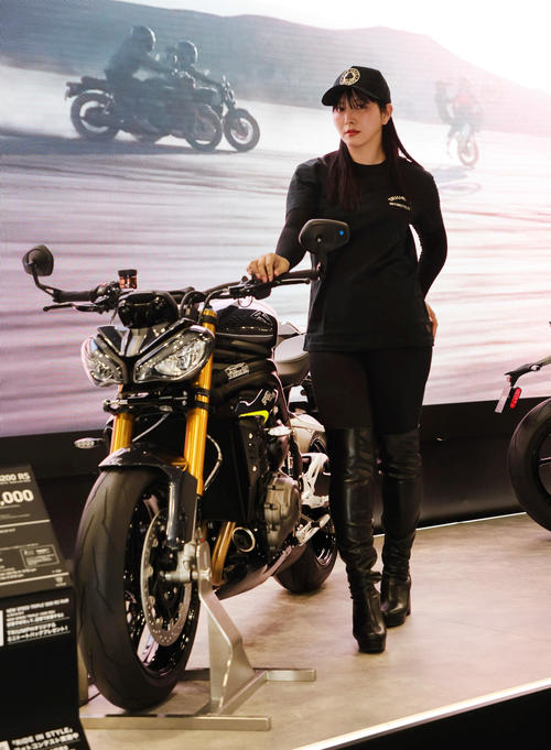 大阪モーターサイクルショー2025でスピードトリプルをPRするトライアンフのキャンペーンガール（撮影・宮崎幸一）