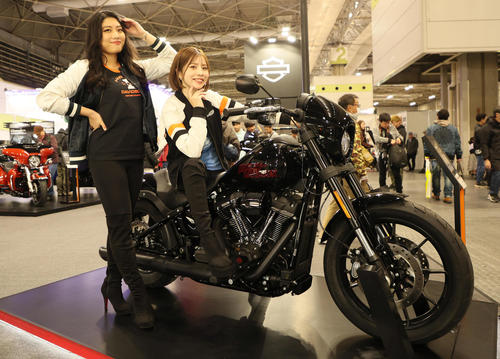 大阪モーターサイクルショー2025で新型バイクと一緒にポーズをとるキャンペーンガール（撮影・宮崎幸一）