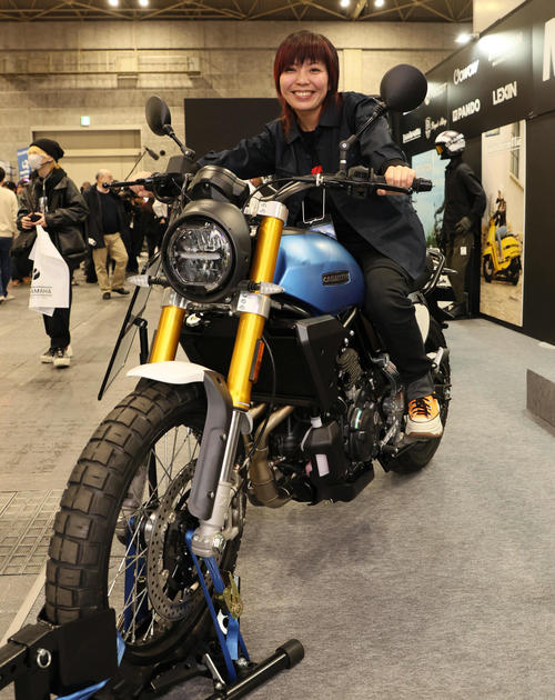 大阪モーターサイクルショー2025でファンティックの大型バイクをPRするスタッフ（撮影・宮崎幸一）