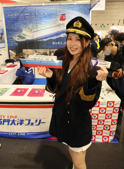 大阪モーターサイクルショー2025で名門大洋フェリーをPRするキャンペーンガール（撮影・宮崎幸一）