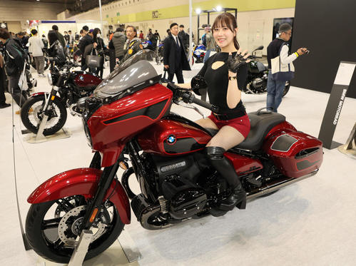 大阪モーターサイクルショー2025で大型クルーザーをPRするBMWのキャンペーンガール（撮影・宮崎幸一）