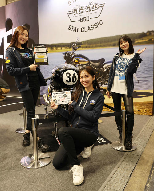 大阪モーターサイクルショー2025をロイヤルエンフィールドをPRするスタッフ（撮影・宮崎幸一）