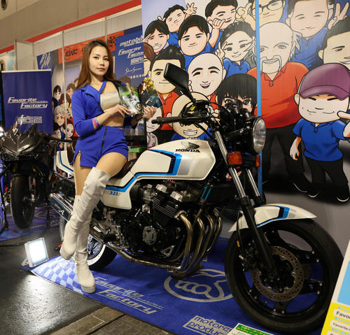 大阪モーターサイクルショー2025でカスタムバイクと一緒にポーズをとるキャンペーンガール（撮影・宮崎幸一）