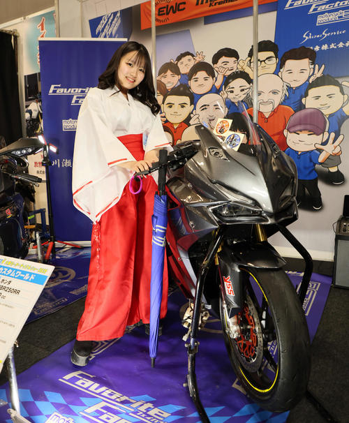 大阪モーターサイクルショー2025でカスタムバイクと一緒にポーズをとるキャンペーンガール（撮影・宮崎幸一）