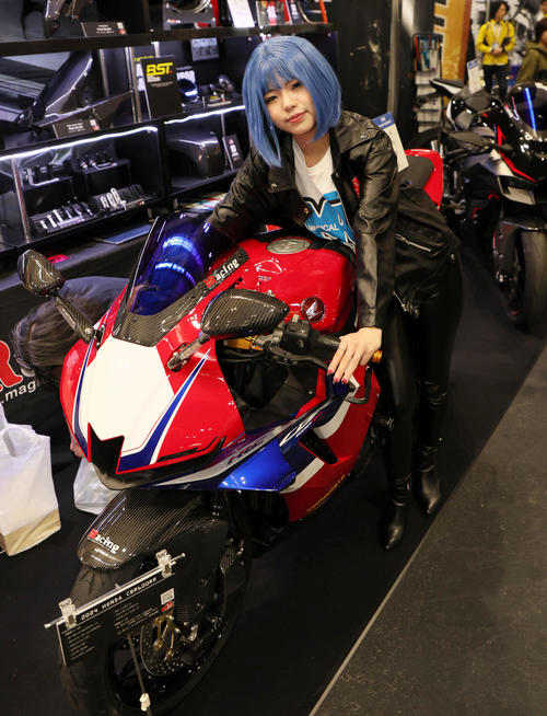 大阪モーターサイクルショー2025でカスタムバイクと一緒にポーズをとるキャンペーンガール（撮影・宮崎幸一）