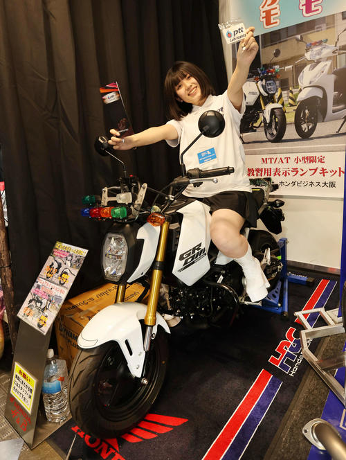 大阪モーターサイクルショー2025で小型名巨取得用の教習車キットを紹介するスタッフ（撮影・宮崎幸一）