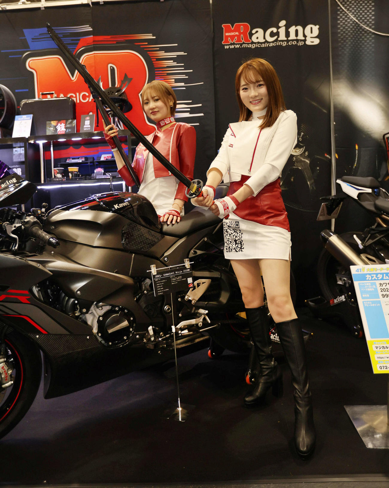 大阪モーターサイクルショー2025でバイクと一緒にポーズをとるキャンペーンガール（撮影・宮崎幸一）