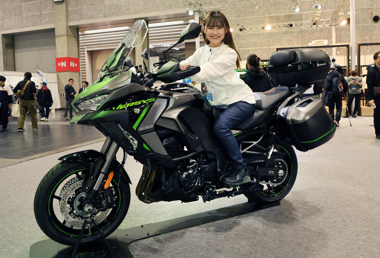 大阪モーターサイクルショー2025でカワサキヴェル知るをPRするスタッフ（撮影・宮崎幸一）