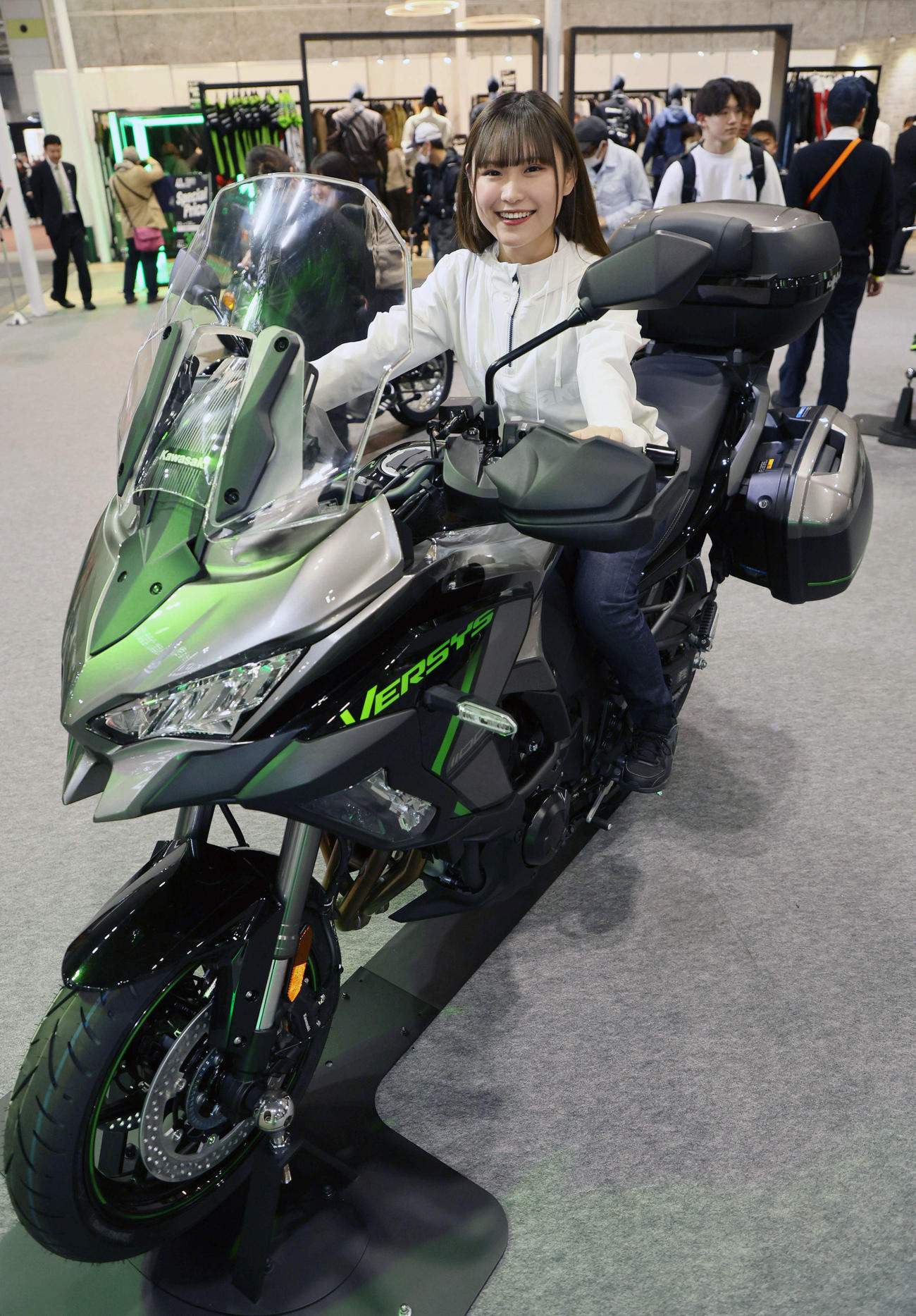 大阪モーターサイクルショー2025でカワサキヴェル知るをPRするスタッフ（撮影・宮崎幸一）