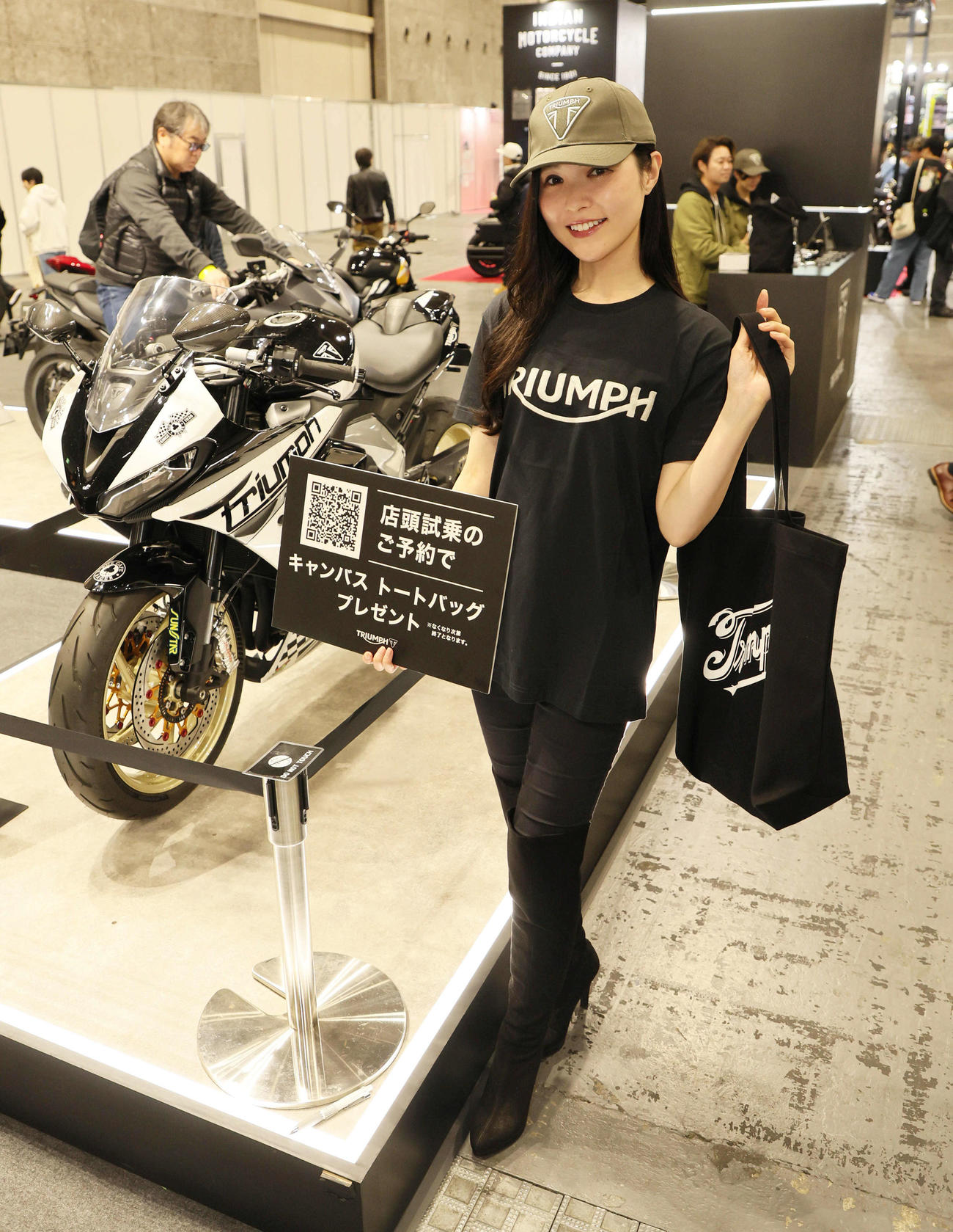大阪モーターサイクルショー2025で体験試乗のPRするトライアンフのキャンペーンガール（撮影・宮崎幸一）