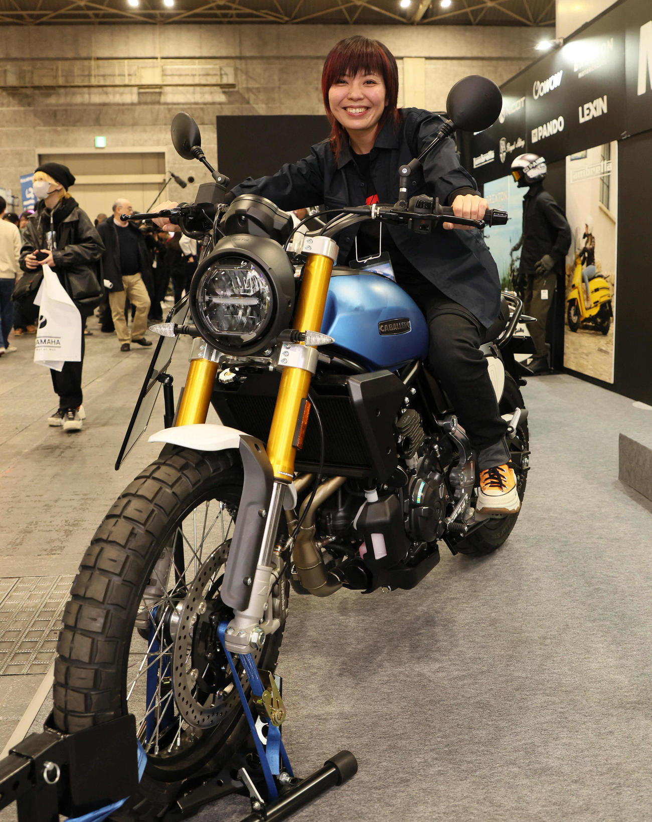 大阪モーターサイクルショー2025でファンティックの大型バイクをPRするスタッフ（撮影・宮崎幸一）