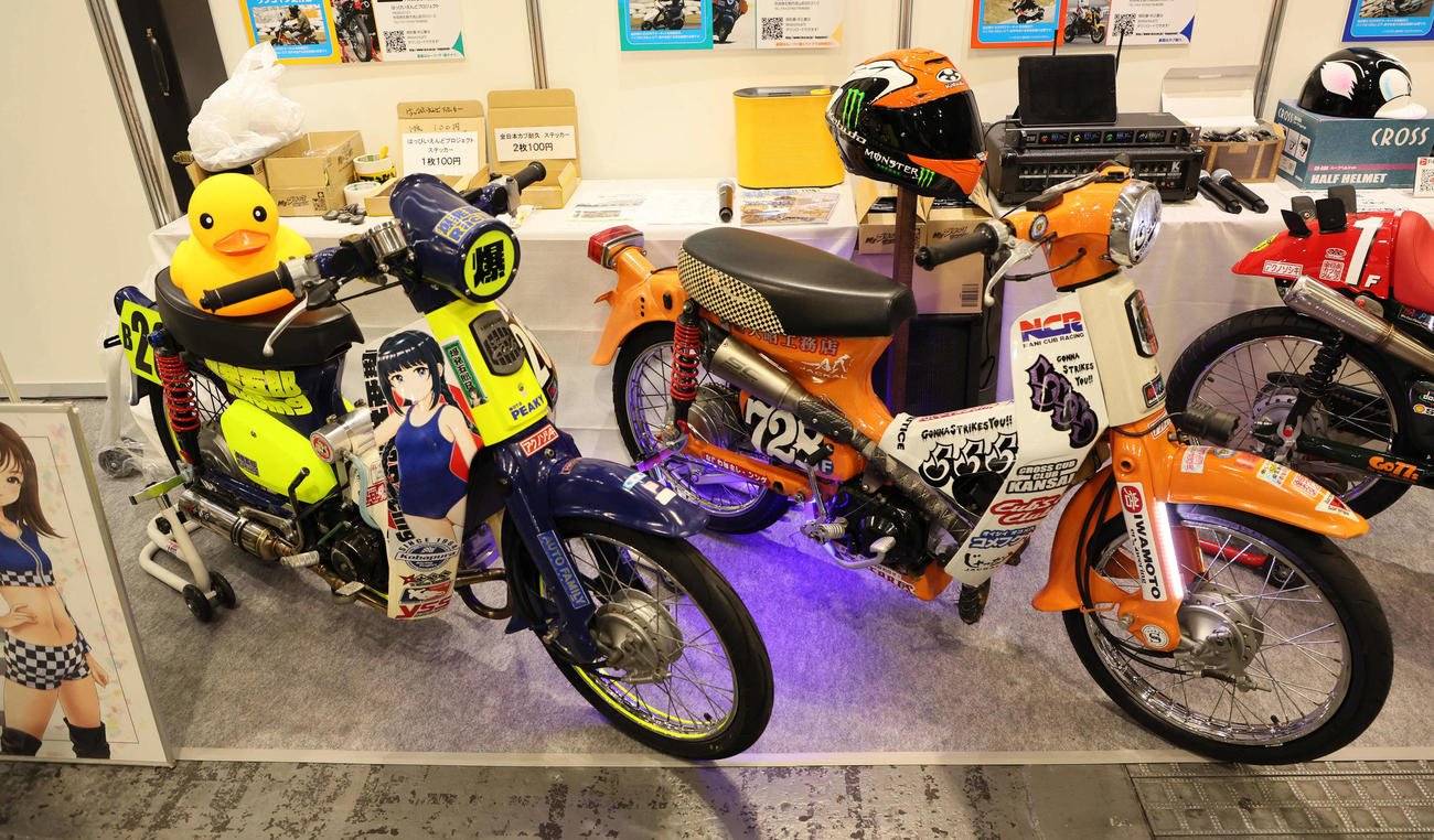 大阪モーターサイクルショー2025に提示された、カラフルなホンダスーパーカブのカスタム車（撮影・宮崎幸一）