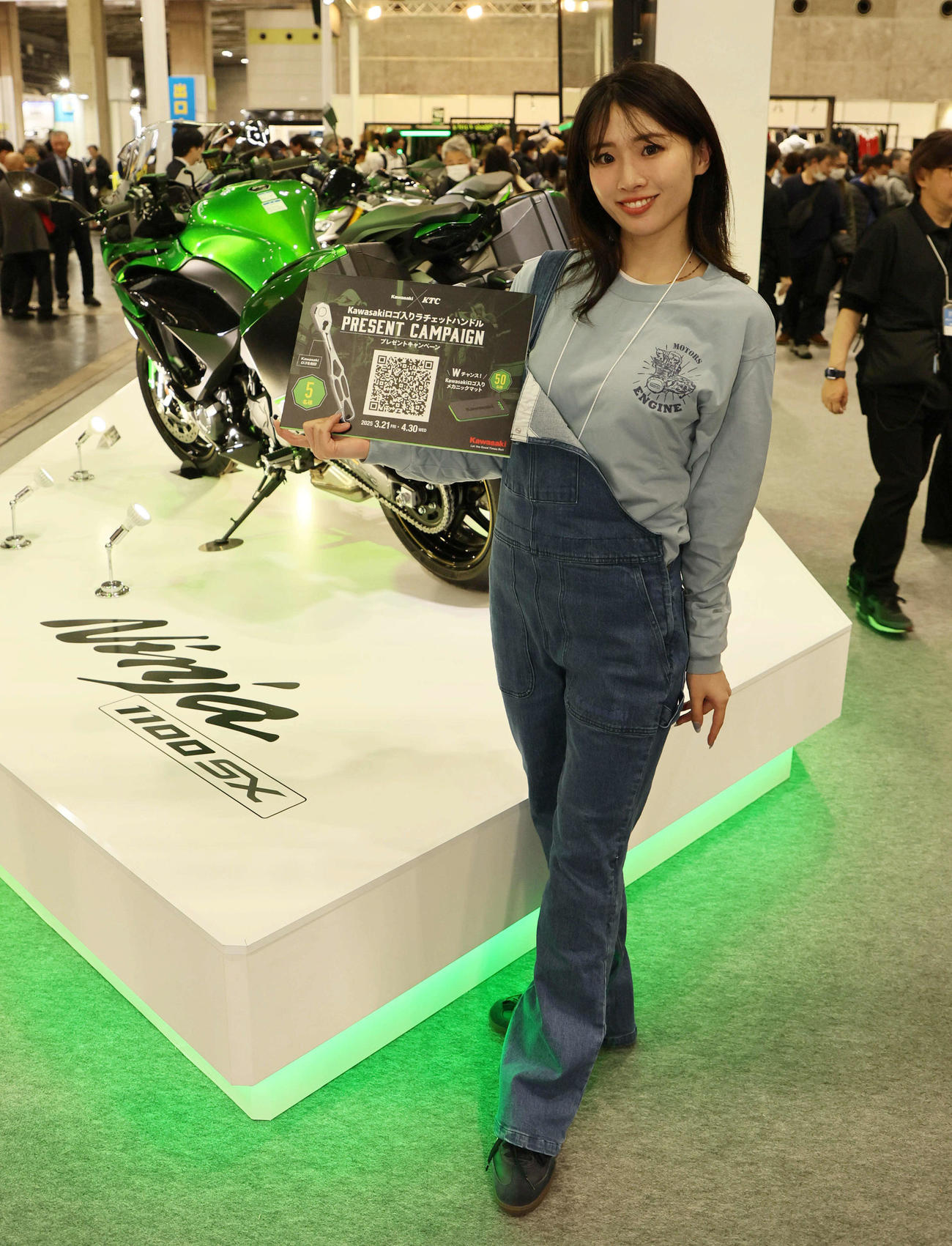 大阪モーターサイクルショー2025でカワサキNinja1100SXをPRするキャンペーンガール（撮影・宮崎幸一）