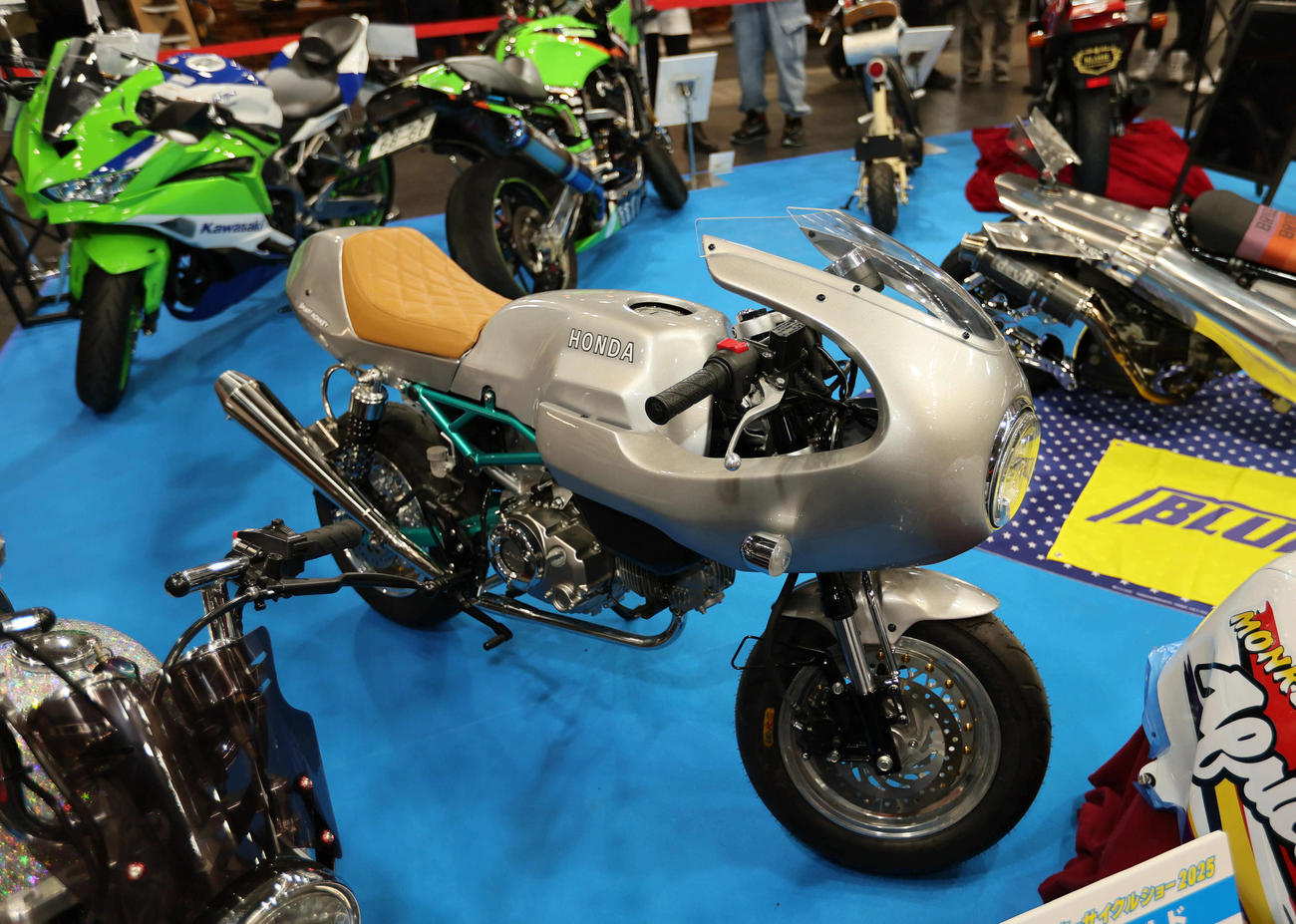 大阪モーターサイクルショー2025に提示されたホンダモンキー125をベースとしたミニサイズのドゥカティ風カスタムバイク（撮影・宮崎幸一）