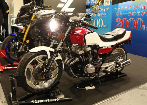 大阪モーターサイクルショー2025に提示された、ホンダのミニバイクエイプをベースとしたCBX400レプリカ(撮影・宮崎幸一)