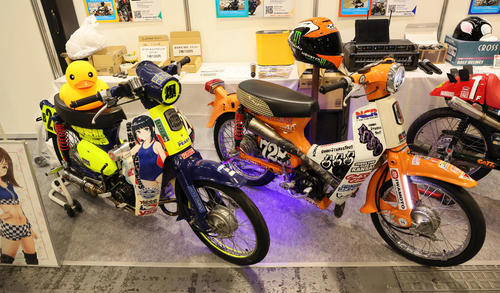 大阪モーターサイクルショー2025に提示された、カラフルなホンダスーパーカブのカスタム車(撮影・宮崎幸一)